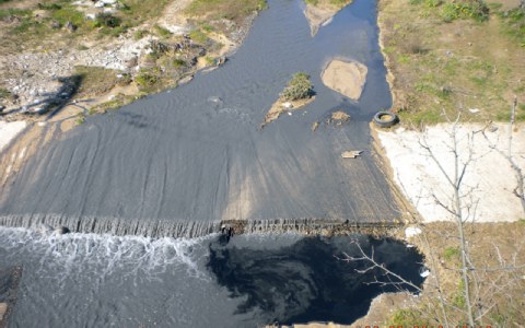 Αγωγός εργοστασίου χαρτοποιίας που πηγαίνει στον Σπερχειό και στον Μαλιακό.